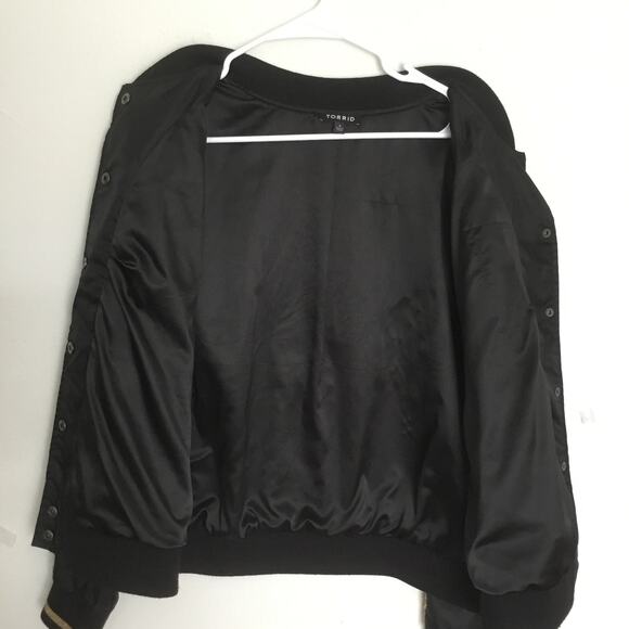 Torrid Satin Embroidered Sequin Patches Glitter Black Bomber Jacket Sz 1 Medium - Picture 6 of 9